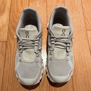 Like new! Size 6. Cloud 5 On Running Sneakers